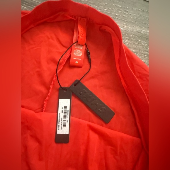 SKIMS Women’s Tight Skinny Compression Shorts Poppy - Picture 3 of 3